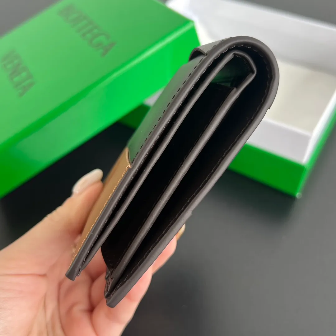 #Bv New large woven plaid double-fold short clip with coin pocket 649605👏 A short clip with a coin pocket. There is a place to put coins and change☄️ Made of original cowhide. It is soft and delicate and makes people want to touch it all the time. It is equipped with 4 card slots, 2 banknote compartments, 2 extra pockets, and 1 coin purse. It is very tasteful and low-key. It is very good in terms of texture and practicality. Highly recommended👍👍 Dimensions: 11x9.5 p600